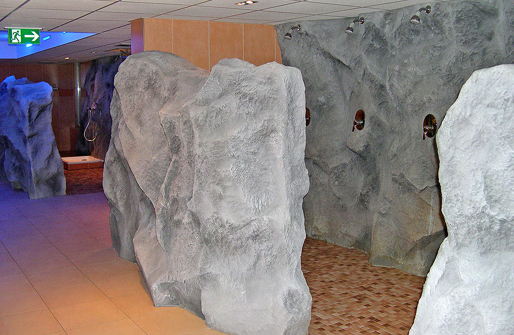 In der Saunaanlage im Steigenberger Hotel wurden die Wände und Raumteiler als Kunstfelsen aus Glasfaserbeton gestaltet.