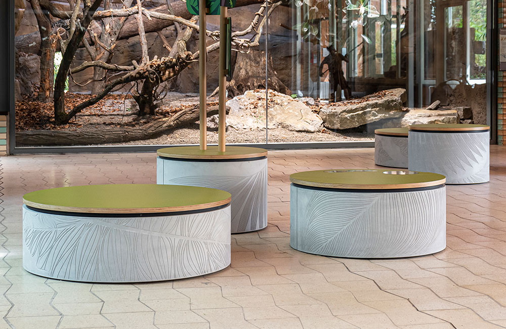 Die Sitzmöbel aus Glasfaserbeton integrieren sich perfekt in das Alfred Brehm Haus im Tierpark Berlin