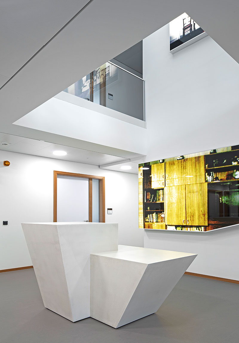 Das Design der Stehtische aus Glasfaserbeton harmoniert perfekt mit der modernen Architektur